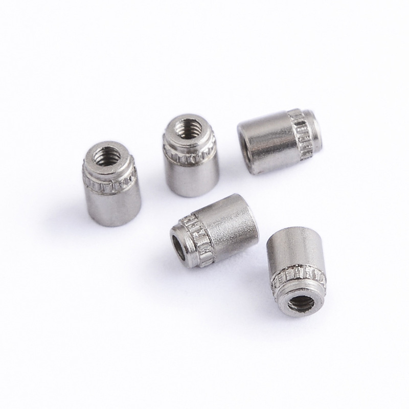 UN szegecselt csap a nyomtatott áramköri laphoz